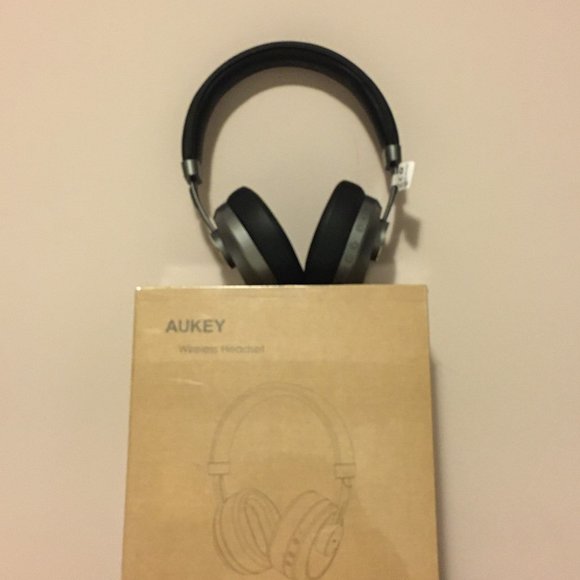 Bluetooth 5 wireless over head earphones with microphone - Picture 1 of 9